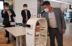 로봇이 커피 제조부터 서빙까지…대덕특구기업 로봇 카페 오픈