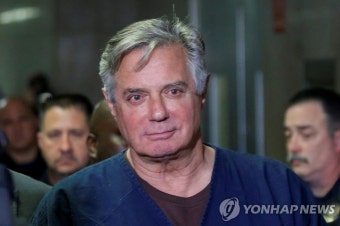 트럼프 측근 이번엔 코로나19 감염 우려에 석방…