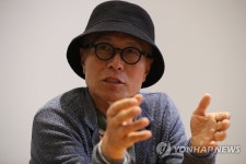 인터뷰하는 허영만 만화가