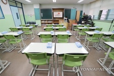 스승의날 텅 빈 교실에서 감사 인사받는 선생님
