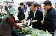 찾아가는 농축산물 직거래장터 강원도청서 열려
