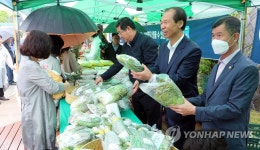 찾아가는 농축산물 직거래장터 강원도청서 열려