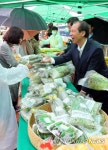 찾아가는 농축산물 직거래장터 강원도청서 열려