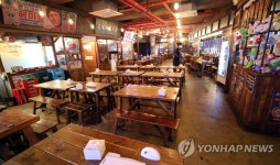 손님 없이 한산한 홍대 실내 포장마차