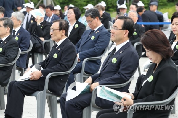 여야 오늘 광주 총출동…5·18민주묘지 참배 | 포토뉴스