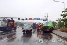 부산 가락대로서 15t 화물차가 인도로 돌진…운전자 중상