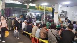 손님으로 가득 찬 서문시장 식당