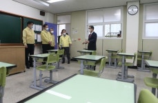 등교 하루 앞둔 고교…교실 띄엄띄엄·급식실 일렬로 나란히