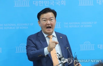 투표지분류기 송수신 기능 관련 질문에 답하는 민경욱