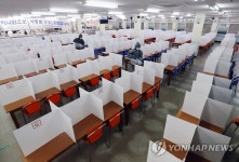 고3 등교 앞둔 학교 급식실 방역