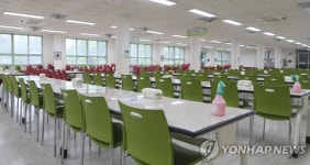 일렬로 앉게 한 인천 논현고등학교 급식실