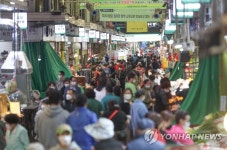 재난지원금 지급으로 지역상권 활기, 붐비는 전통시장