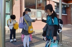친구도 선생님도 반갑다…등교 후엔 거리두기 안내 분주(종합)