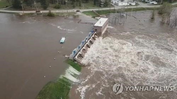 미 미시간주 폭우로 댐 2곳 범람·유실, 1만명 대피령 | 포토뉴스