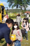 방역 물품 받고 교실로