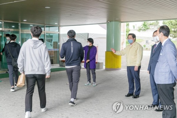 오세현 아산시장, 고3 등교생 격려 | 포토뉴스