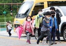 빨리 교실로 뛰어갈래요 강원 시골 초등학교의 등교 첫날