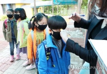 빨리 교실로 뛰어갈래요 강원 시골 초등학교의 등교 첫날