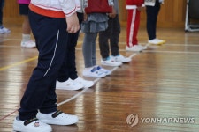 학교를 채운 흰 실내화