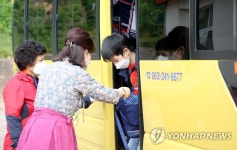 마스크 불편하지만, 학교에 온 것만으로도 행복해요