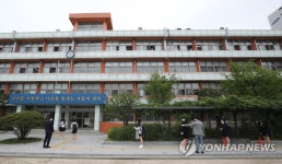 올해 첫 등교 고3 학생들의 거리 두기