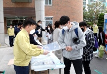 투명 아크릴 가림막 나눠주는 설동호 대전교육감