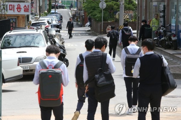 귀가하는 인천 고3 학생들 | 포토뉴스