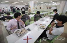 고3 등교 개학 시작…달라진 급식실