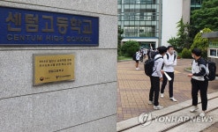 첫 등교수업 마치고 하교하는 고3 학생들