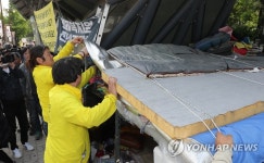 농성 천막 철거하는 형제복지원 피해자들