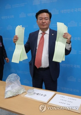 투표용지 들고 부정선거 의혹 제기하는 민경욱 | 포토뉴스