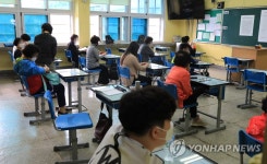 두 차례 연기 끝에 열린 검정고시