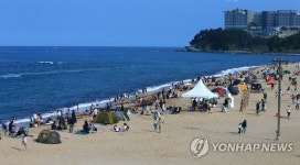 피서철 같은 해변
