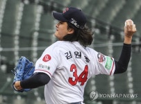 경기 마무리 투구 김원중