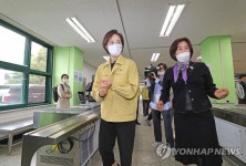 중학교 급식실 점검하는 유은혜 부총리