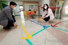 초등학생 등교 동선 안내 표시하는 교사들