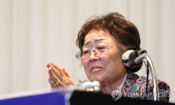 울먹이며 기자회견 하는 이용수 할머니