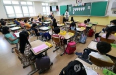 입학식 못해 아쉽지만…긴장 속 열린 초등학교 교문