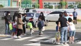 보고 싶었어요.늘 함께해요…기대·우려 속 경남 1단계 등교
