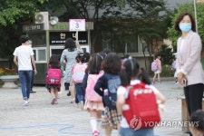 설레는 마음으로 첫 등교한 초등 1학년