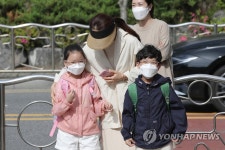 첫 등교에 기대반 우려반 어머니 마음