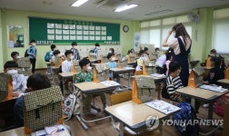 코로나19에 바뀐 교실 풍경…최대한 멀리