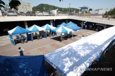 아직은 한산한 부천종합운동장 선별진료소
