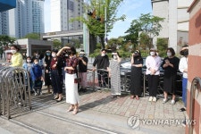 걱정 반 설렘 반 등교하는 자녀 지켜보는 학부모