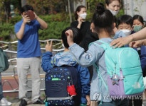 첫 등교 기념사진 찰칵