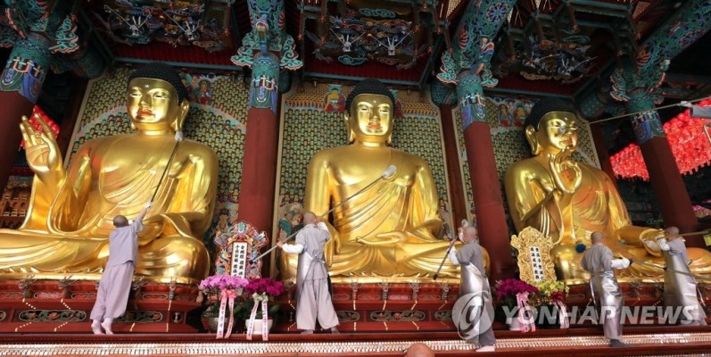 조계사, 부처님오신날 행사 앞두고 대청소 | 포토뉴스