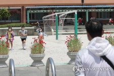 집으로 돌아가는 초등학교 저학년들