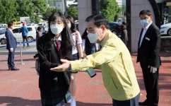 공주여고 학생들 등교 안내하는 김지철 충남교육감