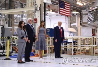우주에 공들인 트럼프, 유인우주선 발사 연기에 아쉬운 '헛걸음'