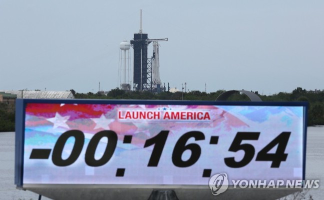 미 스페이스X, 기상 악화로 첫 민간 유인우주선 발사 연기(종합) | 포토뉴스
